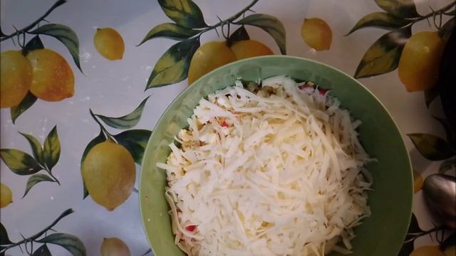 Салат из крабовых палочек.