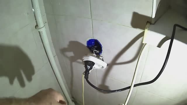 Как укрепить розетку в стене. смотреть онлайн