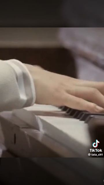 SUGA очень красиво играет на любых музыкальных инструментах смотреть онлайн