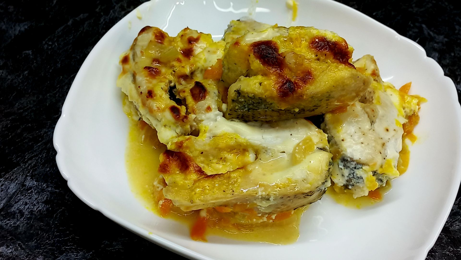 Щука, запеченная в сметане с овощами в духовке, сочная, вкусная смотреть онлайн