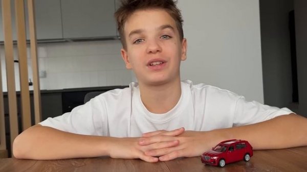 Марк оценивает автомобили BMW по цене от 1 до 100 долларов