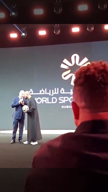 Хабиб светится от счастья, как ребёнок, получив мяч от Роналдо 😄⚽️ смотреть онлайн