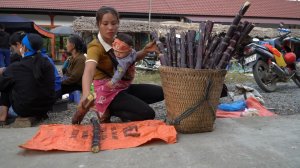 Дуонг. Мама поневоле. Собираю сахарный тростник и продаю его на рынке. 23 серия