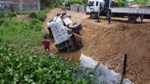 Incredible! Dump Truck Drive Back Uploading Landslide Overturned In the Pond Recovery by Crane Truck