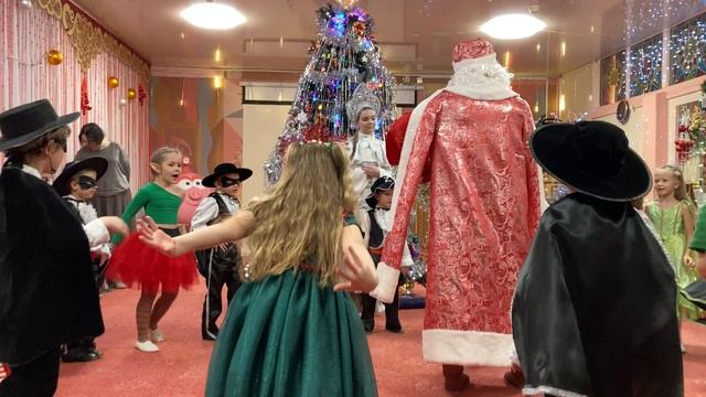 Хоровод "Елка-модница" (О.Титаренко) Группа №9 "Ягодки" смотреть онлайн