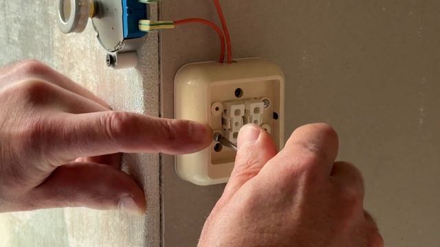 Мало кто знает, на что способен мотор микроволновки в интеграции с рулонной шторой. смотреть онлайн