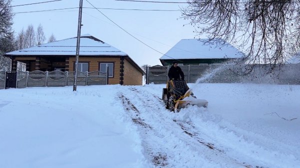 Сделал жене сюрприз. Все в шоке. Разгребаем снежные завалы. Живем в деревне.