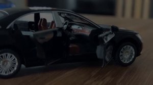 Марк демонстрирует 3 коллекции автомобилей стоимостью от 1 до 100 $ - Audi, Mercedes Benz, Toyota