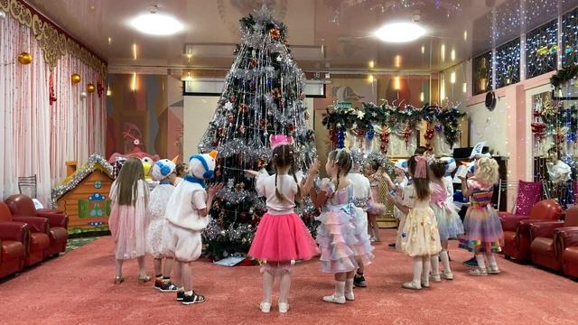 Хоровод "Ёлочка". Группа №8 "Знайки" смотреть онлайн