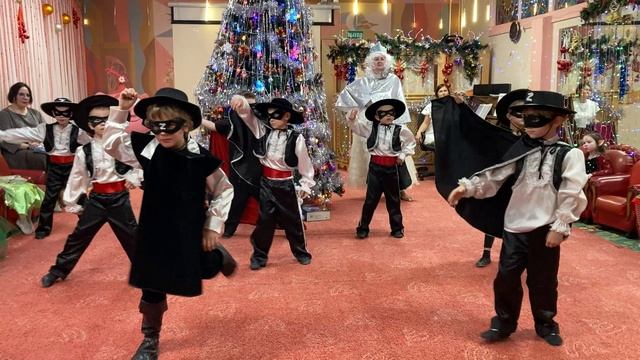 Танец мальчиков "Зорро". Группа №9 "Ягодки" смотреть онлайн