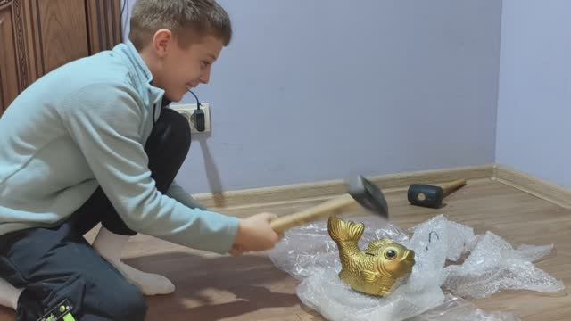 Сокровища детской копилки: разбиваем и считаем годовую выручку смотреть онлайн