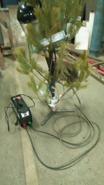 Новогодняя сосна сварщика. смотреть онлайн