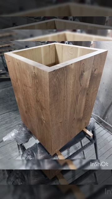 Обеденный стол из широколамельного дубового щита.