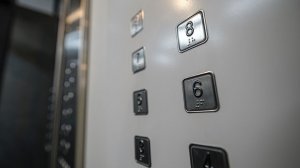 Жители Петербурга устроили салют в лифте