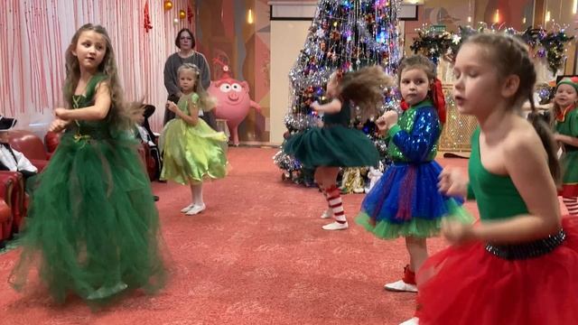 Танец девочек- эльфиечек. Группа №9 "Ягодки" смотреть онлайн