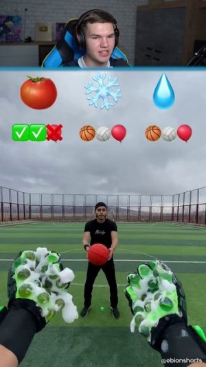 Перчатки Вратаря VS Разные Мячики Челлендж!🏀⚽ #shorts #шортс #челлендж #интересно #прикол #мем #р