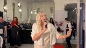 Автор-исполнитель Ирайда Тресвятская исполняет песню Сон на предновогоднем мероприятии.
