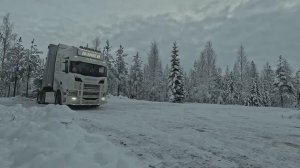 Как в Финляндии грузят щеповозы