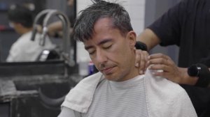 Интенсивный индийский массаж головы под звуки уличной музыки.