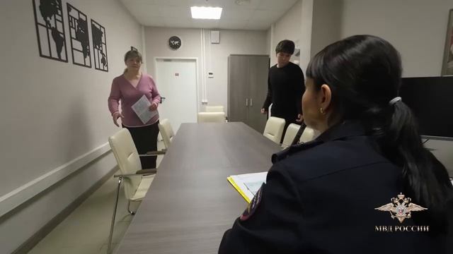 Полицейские вручили гражданке Казахстана и ее сыну свидетельство о предоставлении временного убежища смотреть онлайн