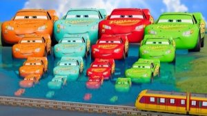 Большие и маленькие цветные Молнии Маккуинов против поездов