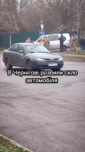 Четверо тцкшников и два полицая в Чернигове попытались вытащить добычу с его микроавтобуса, но тот н