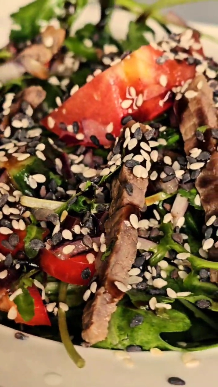 Тёплый салат с говядиной