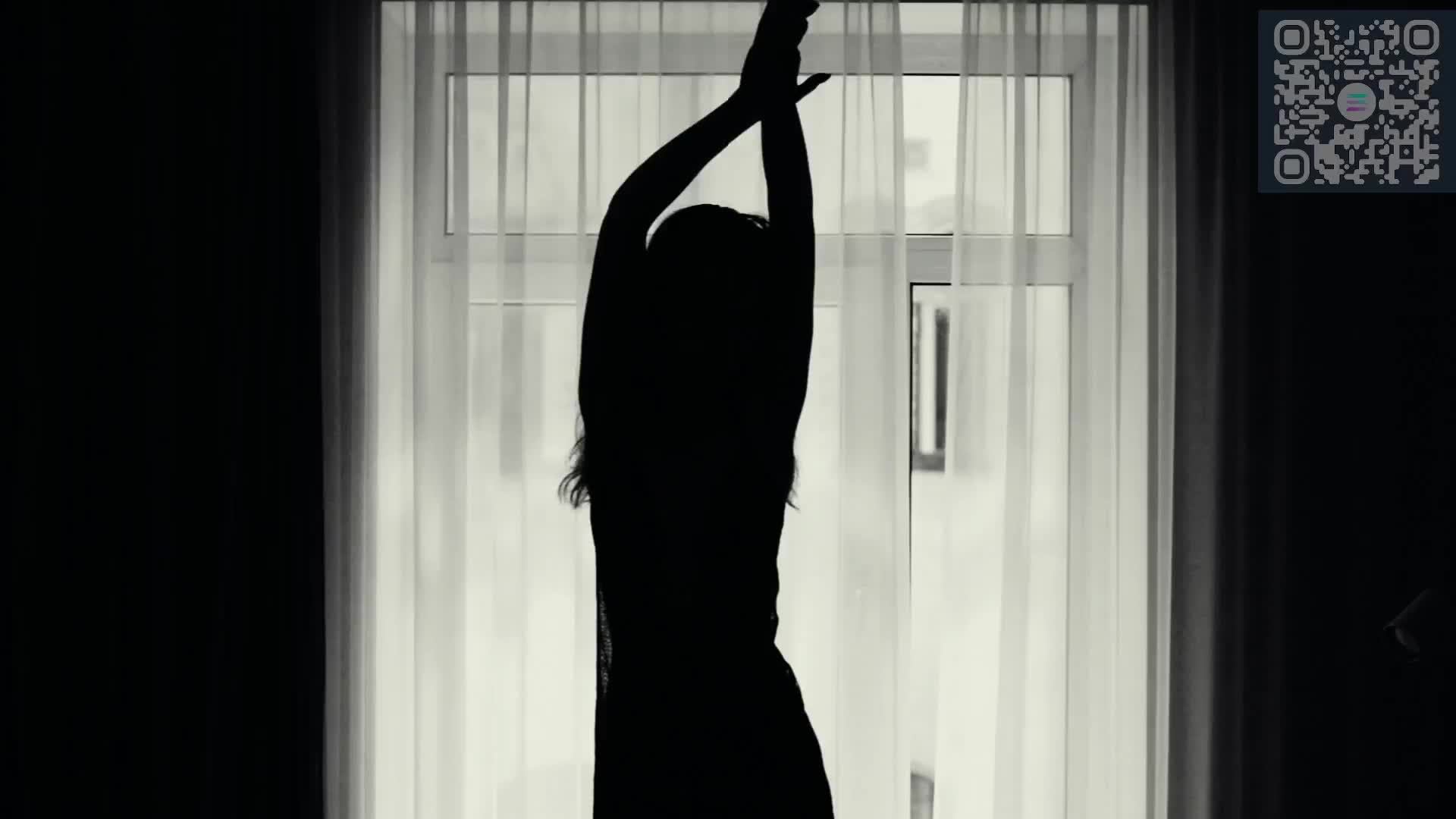 Молодая девушка в джинсовых шортах .Эротика смотреть онлайн