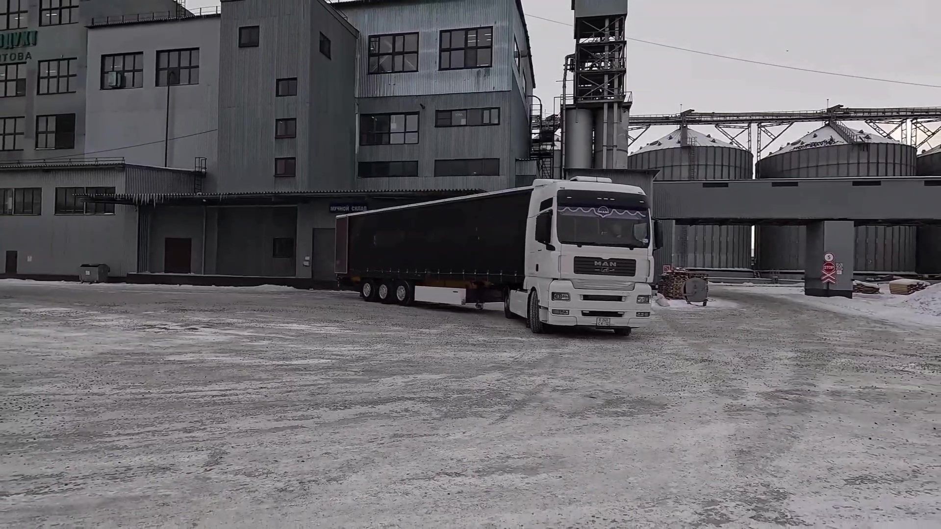 ДАЛЬНОБОЙ В ДЕКАБРЕ смотреть онлайн