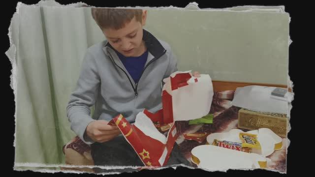 Бабушка постаралась: открываем сладкие подарки смотреть онлайн