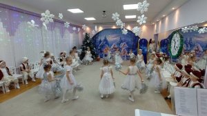 Танец с султанчиками в старшей группе 2025