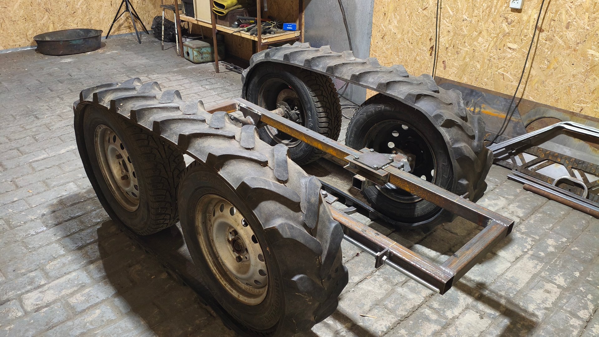 видео первой части сборки гусеничного минитрактора уже на канале! смотреть онлайн