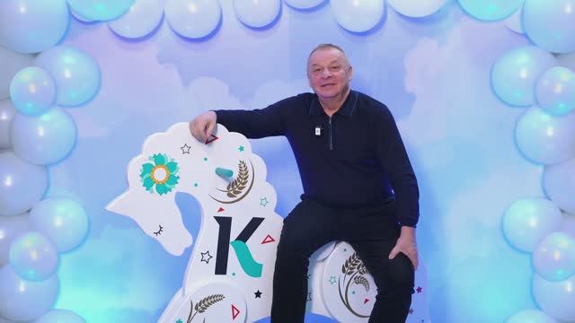 С наступающими праздниками жителей Алтайского края поздравил основатель хоккейной школы «Скифы» смотреть онлайн