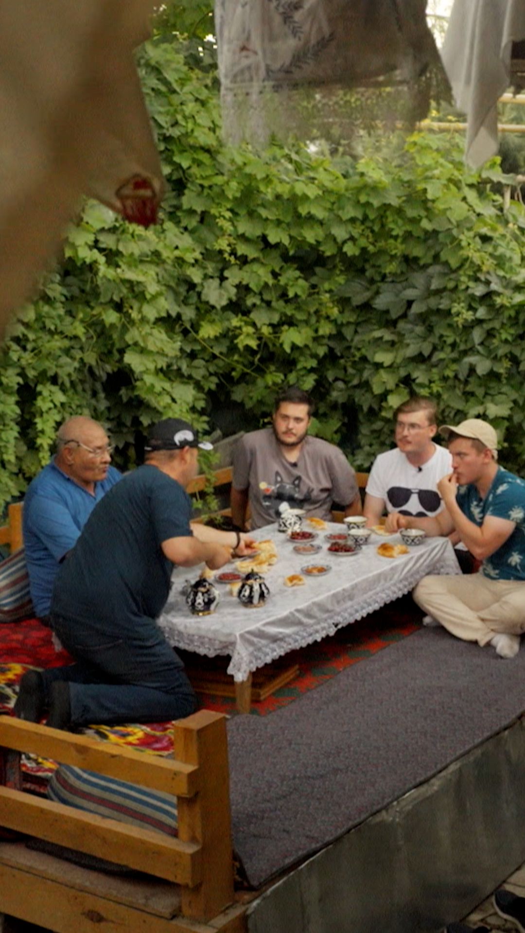 Правила посещения чайханы в Узбекистане #shorts #еда #путешествия смотреть онлайн