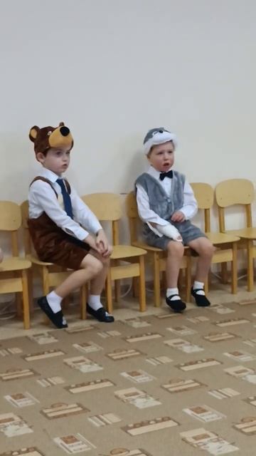 Зайчишка объясняет Мишке почему пришел лишь на ёлку, а в сад не ходит, демонстрируя гипс. смотреть онлайн