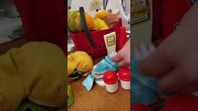 готовим из игрушечной еды вместе с моей сестрой Ирой