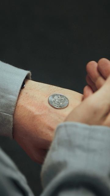 Классический офисный тихоня Женя врывается в ваши новогодние праздники 🎉 смотреть онлайн