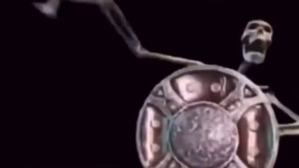 Скелет бьет по щиту