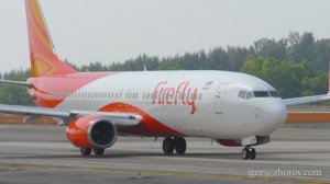 Боинг 737 малазийской авиакомпании Firefly на рулении перед вылетом в аэропорту Пхукета.