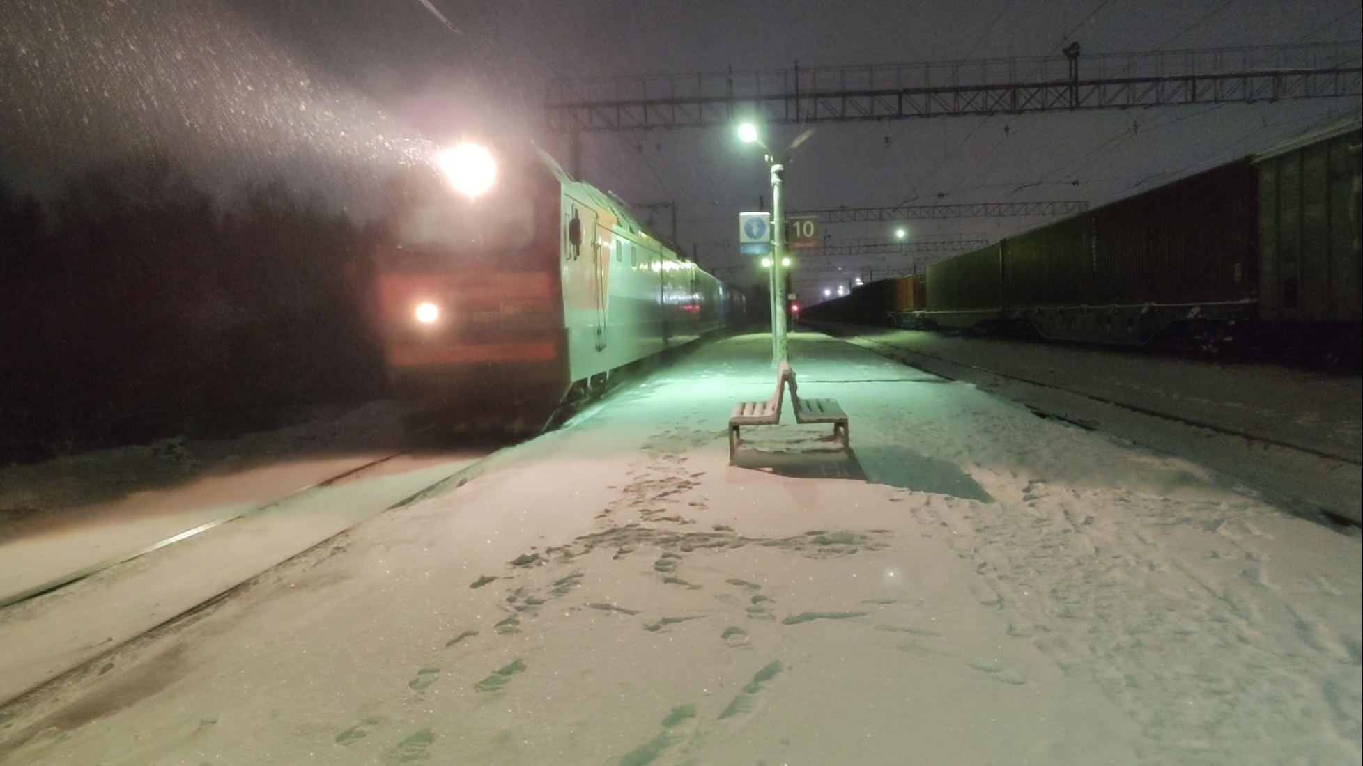 В слабый снегопад! Электровоз 2ЭС6-886 "Синара" с грузовым поездом.