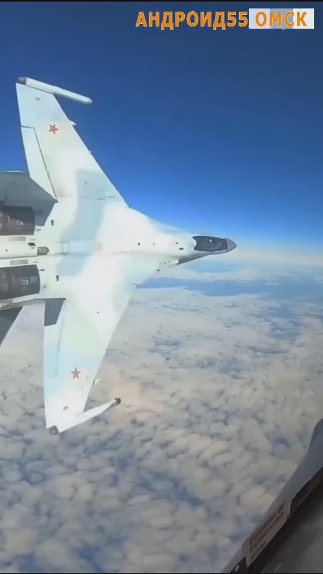 F-16 перехватил Ту-95МС на Аляске, его прогнал СУ-35С так, что пилот F-16 воскликнул смотреть онлайн