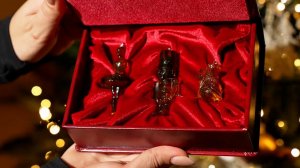 Сказка оживает: Янтарный комбинат показал елочные игрушки из солнечного камня