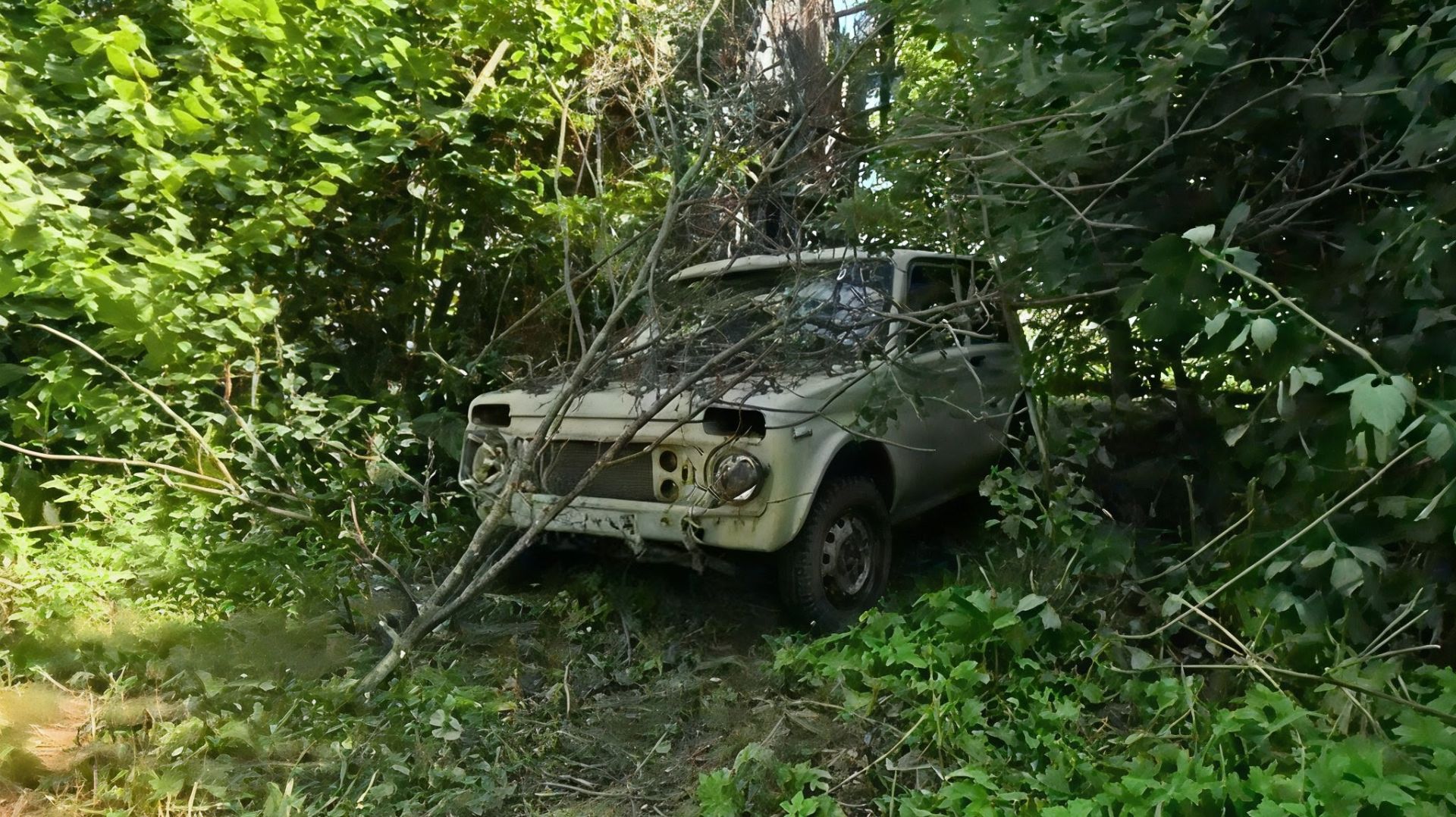 "Из металлолома в конфетку" - Восстановил заброшенную Ниву - 2121, которая 20 лет простояла в лесу🌳