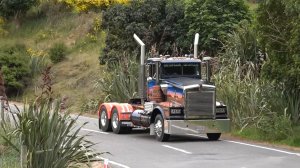 Движение грузовиков по серпантину (2025) Новая Зеландия