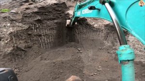 Строительство, экскаватор копает песок