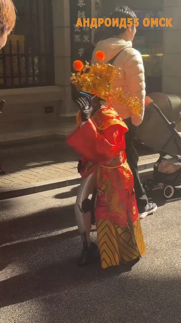 Робот танцует на улице в Китае🤣 смотреть онлайн