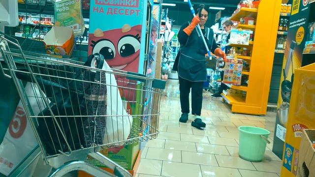 В Пятерочке порвало батарею на Карла Маркса в Хабаровске | Весь пол залило кипятком