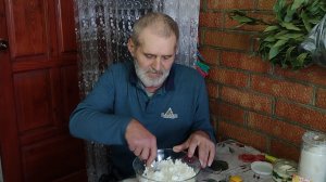 Игорь расстроился. Хотел сделать сырники, но... Жизнь станичная на пенсии.