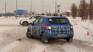Автошколы превратили парковки у ТЦ в автодром и с нарушением ПДД ведут обучение курсантов