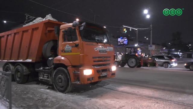 В Уфе дорожники убирают улицы от снега круглосуточно смотреть онлайн